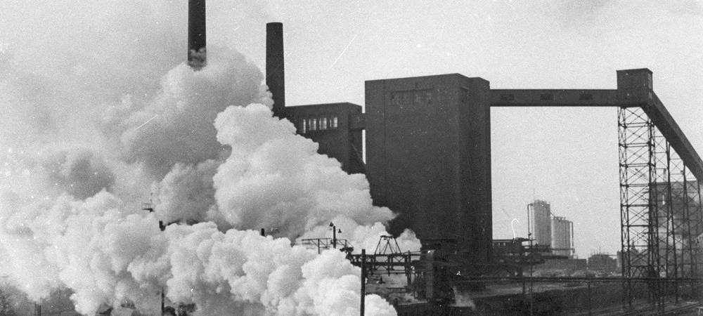 Lok stößt sehr viel Rauch aus