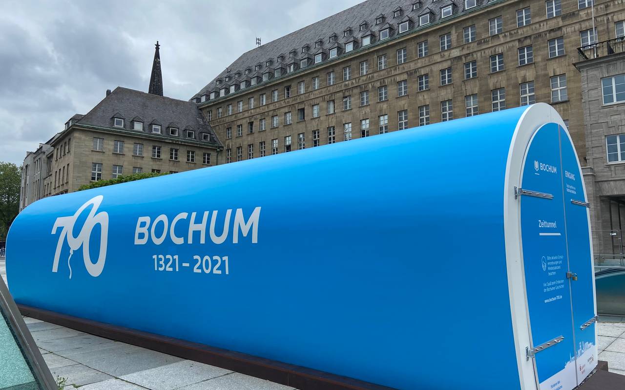 Langer blauer Tunnel vor dem Bochumer Rathaus