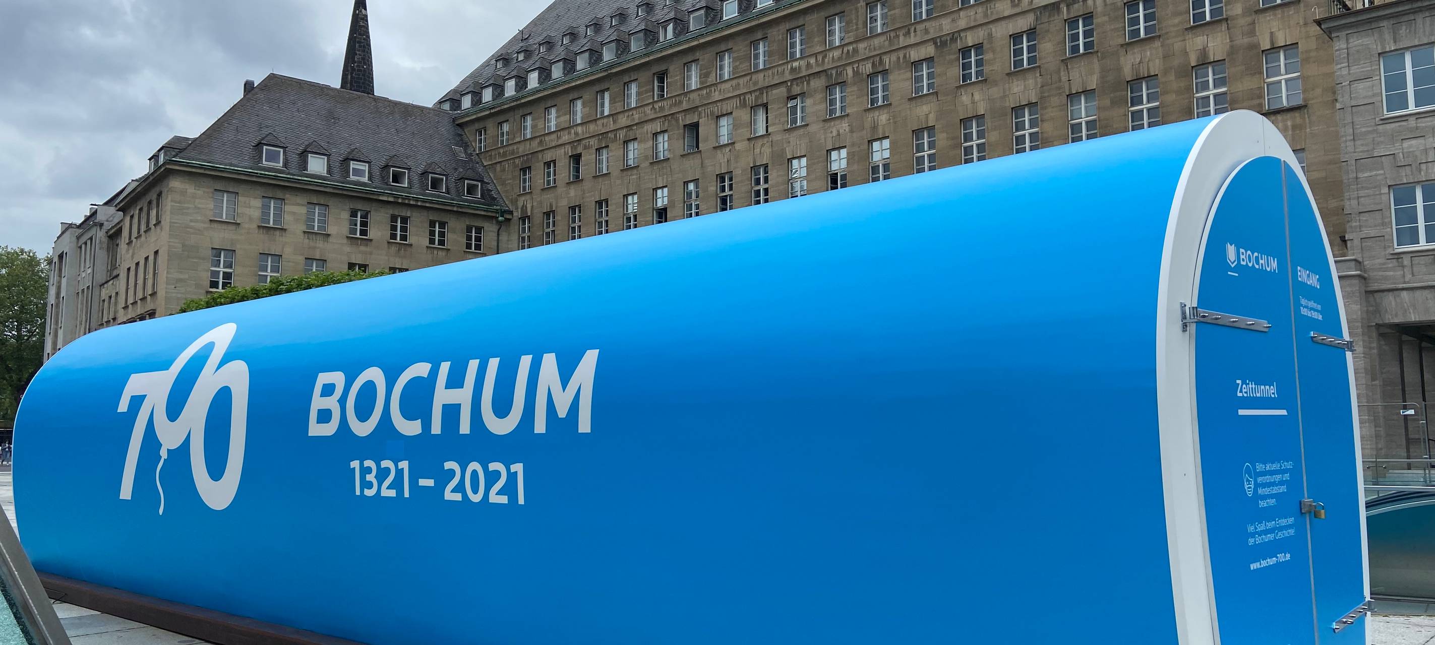 Langer blauer Tunnel vor dem Bochumer Rathaus