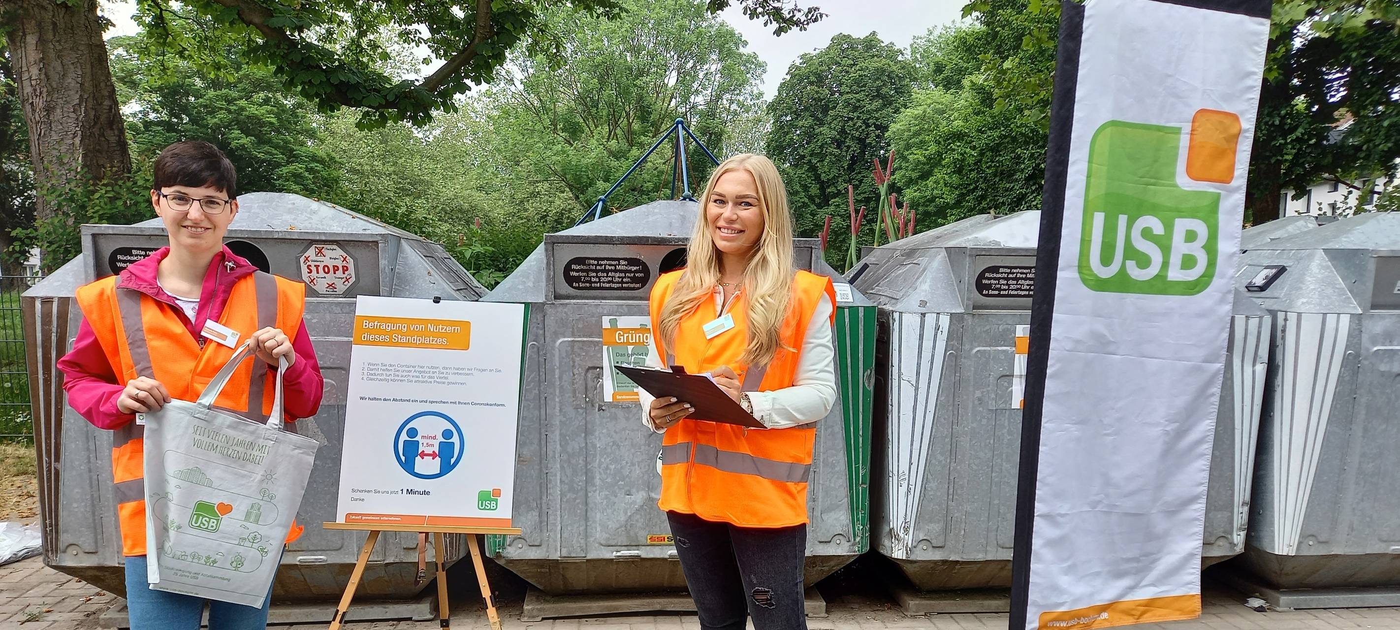 Mitarbeitende des USB befragen Kunden an Containerstandorten