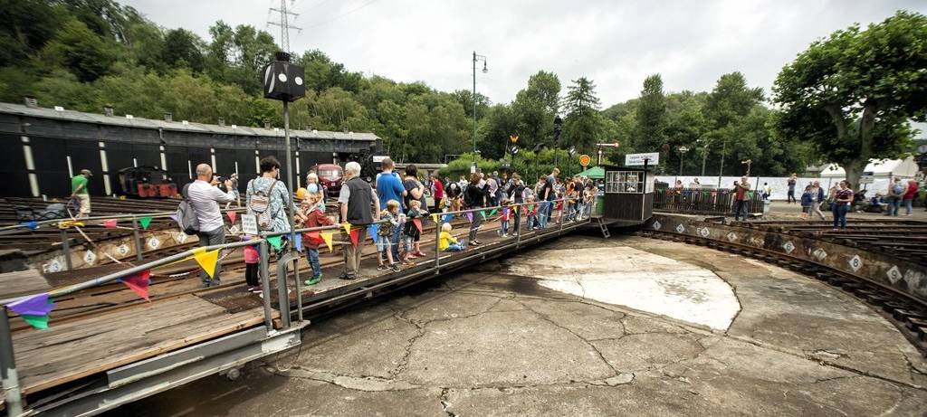 Besucher stehen auf der Drehscheibe vor dem Ringlokschuppen