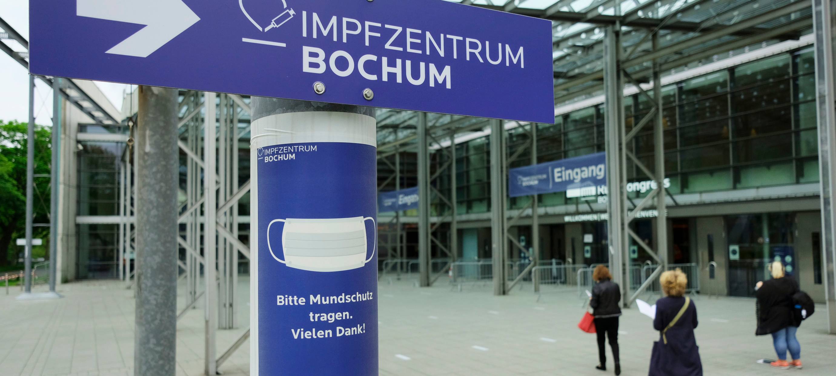 Menschen gehen auf den Eingang des Impfzentrums Bochum zu