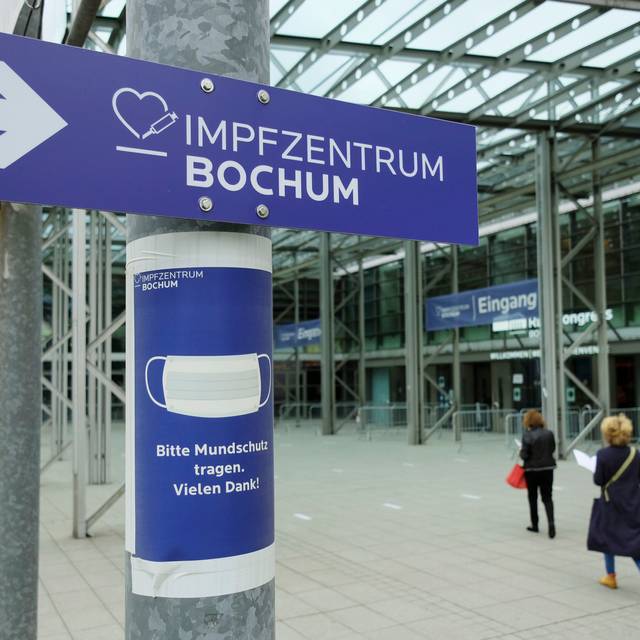 Menschen gehen auf den Eingang des Impfzentrums Bochum zu