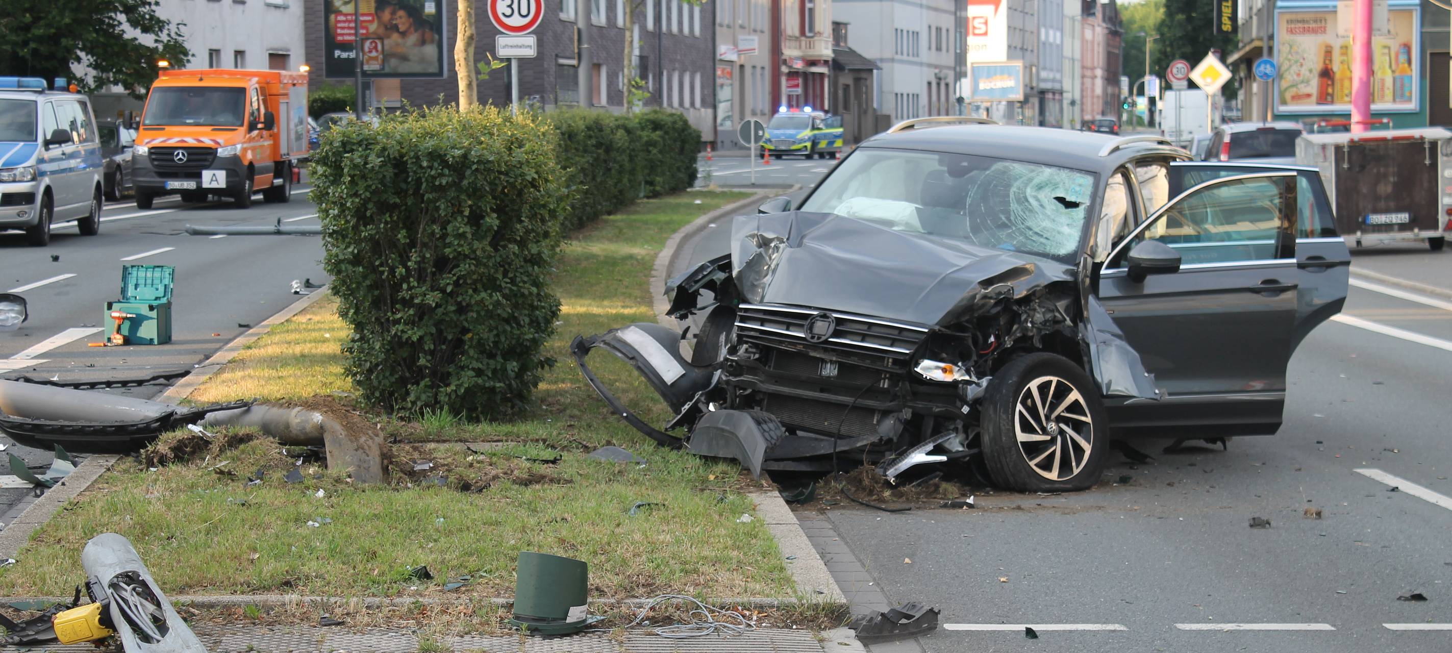 Zerstörtes Auto steht auf Herner Straße zwischen Trümmern