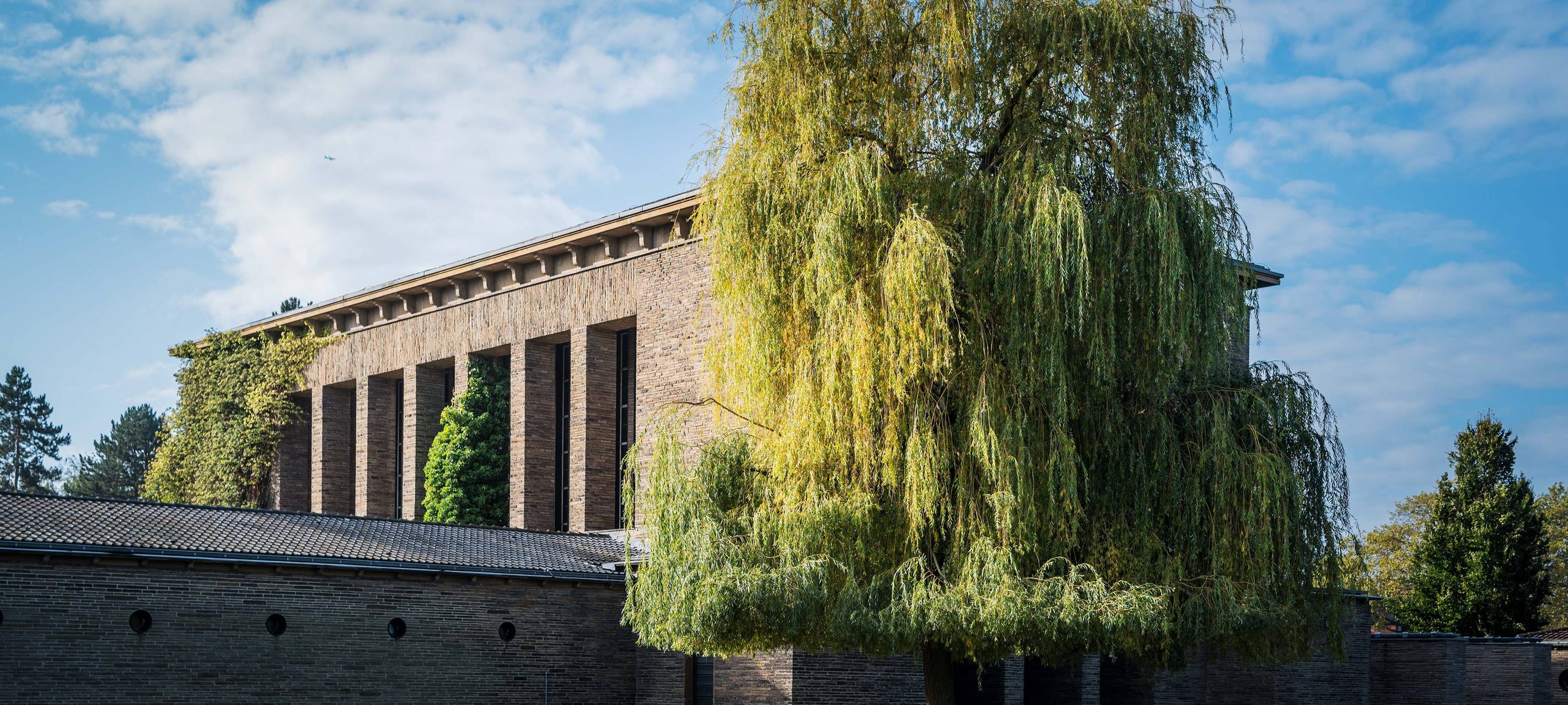 Luftbild des Eingangsbereichs am Hauptfriedhof Bochum, Trauerhalle mit Trauerweide