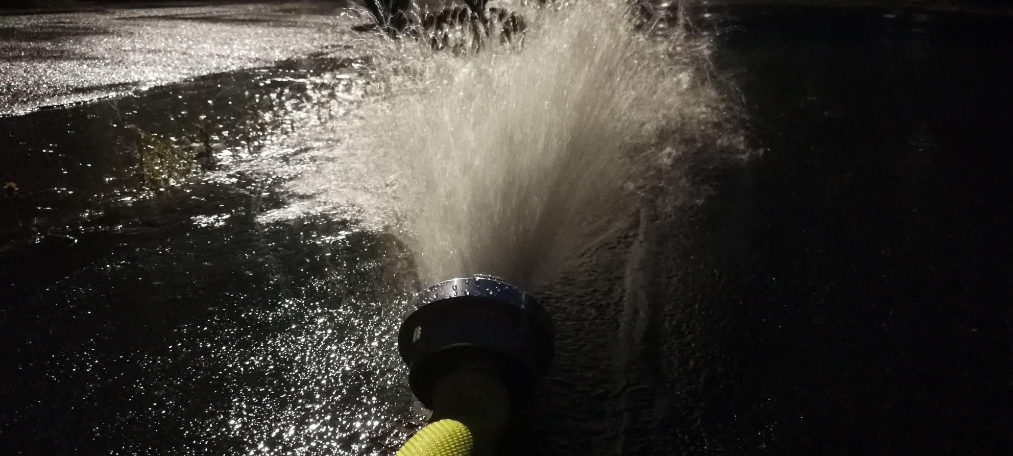 Schlauch zieht Wasser