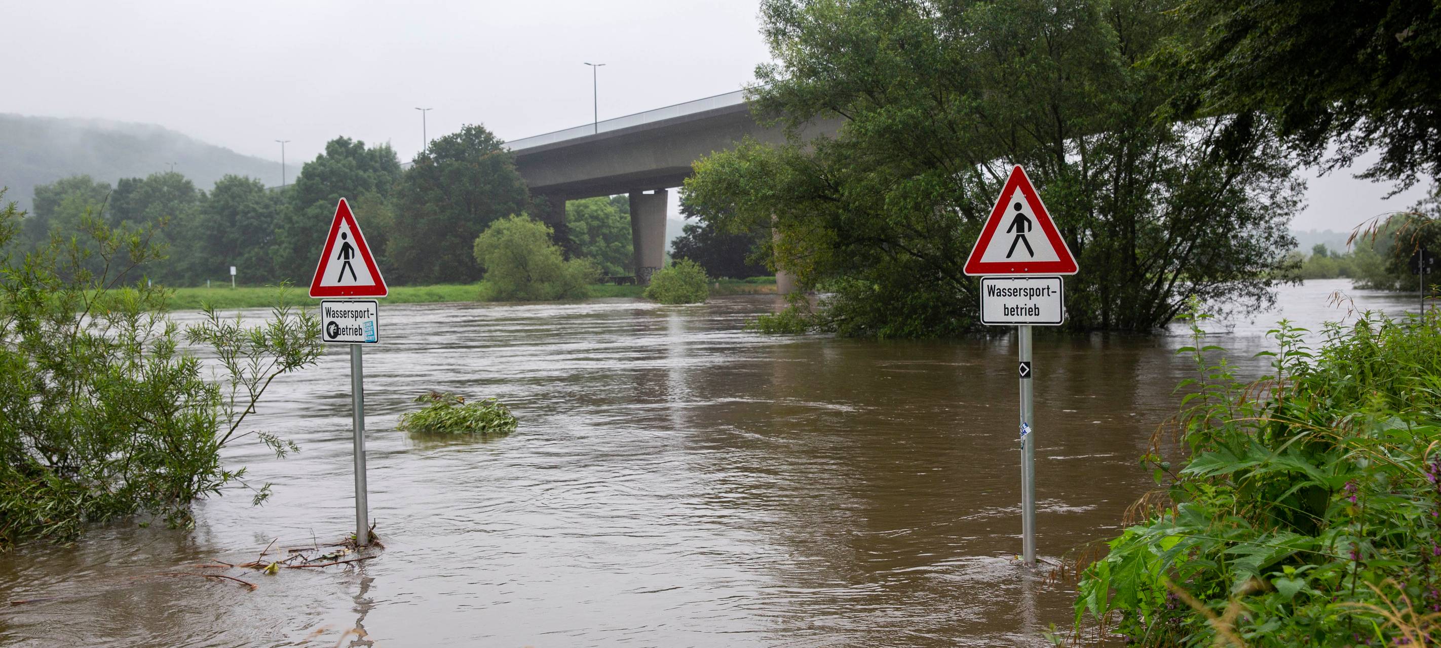 Starke Regenfälle sorgen am Mittwoch, dem 14. July 2021 für Überschwemmungen im Bereich des Radweges nahe des Kanuclub Bochum unter der Kosterbrücke in Hattingen.
