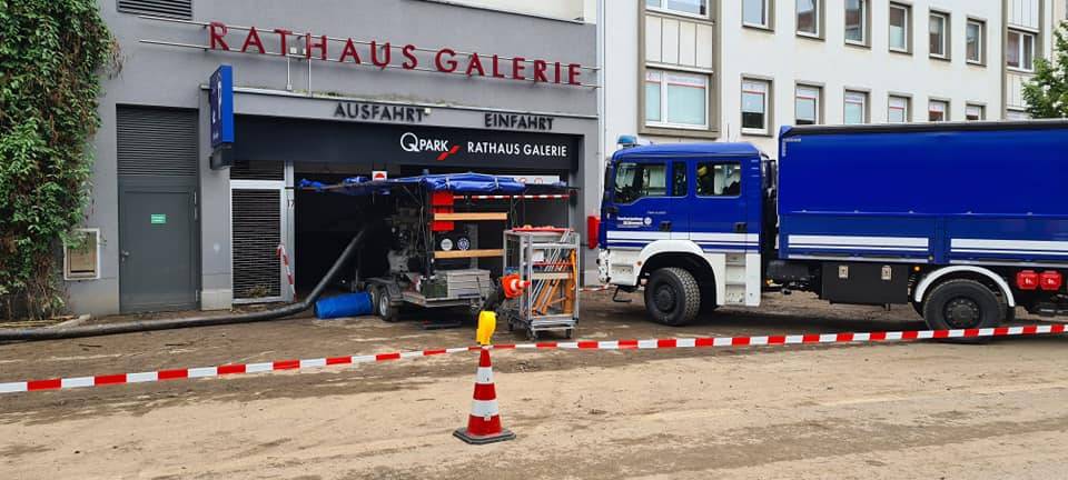 Einsatzwagen steht vor Tiefgarage