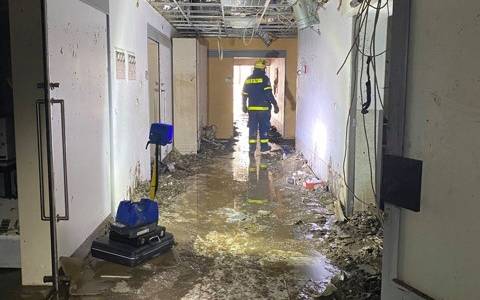 Ein überfluteter Kellergang in einem Krankenhaus