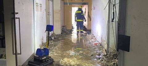 Ein überfluteter Kellergang in einem Krankenhaus
