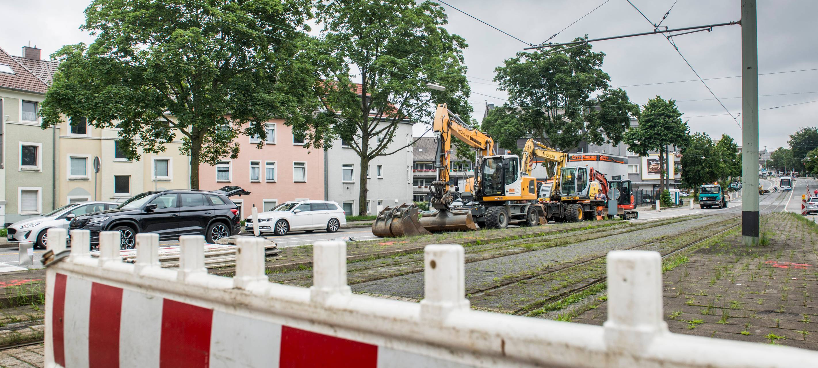 Komplett mit Baken gesperrte Straße