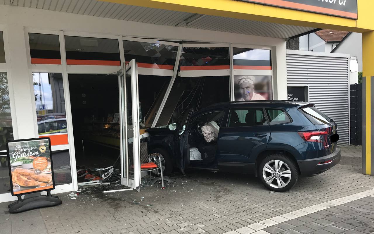 Auto durchbricht Schaufensterscheibe einer Bäckerei