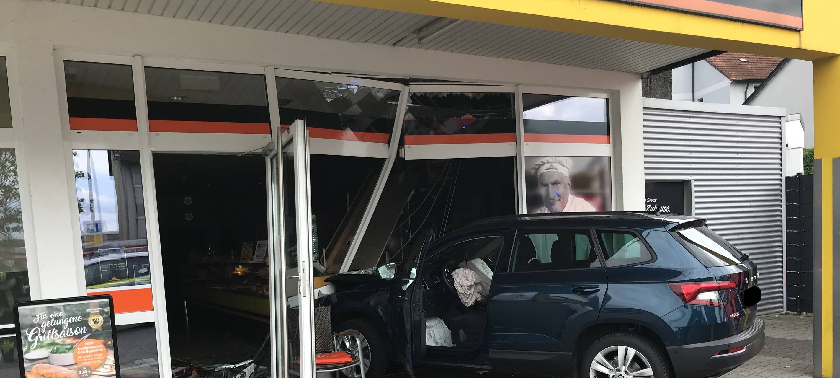 Auto durchbricht Schaufensterscheibe einer Bäckerei