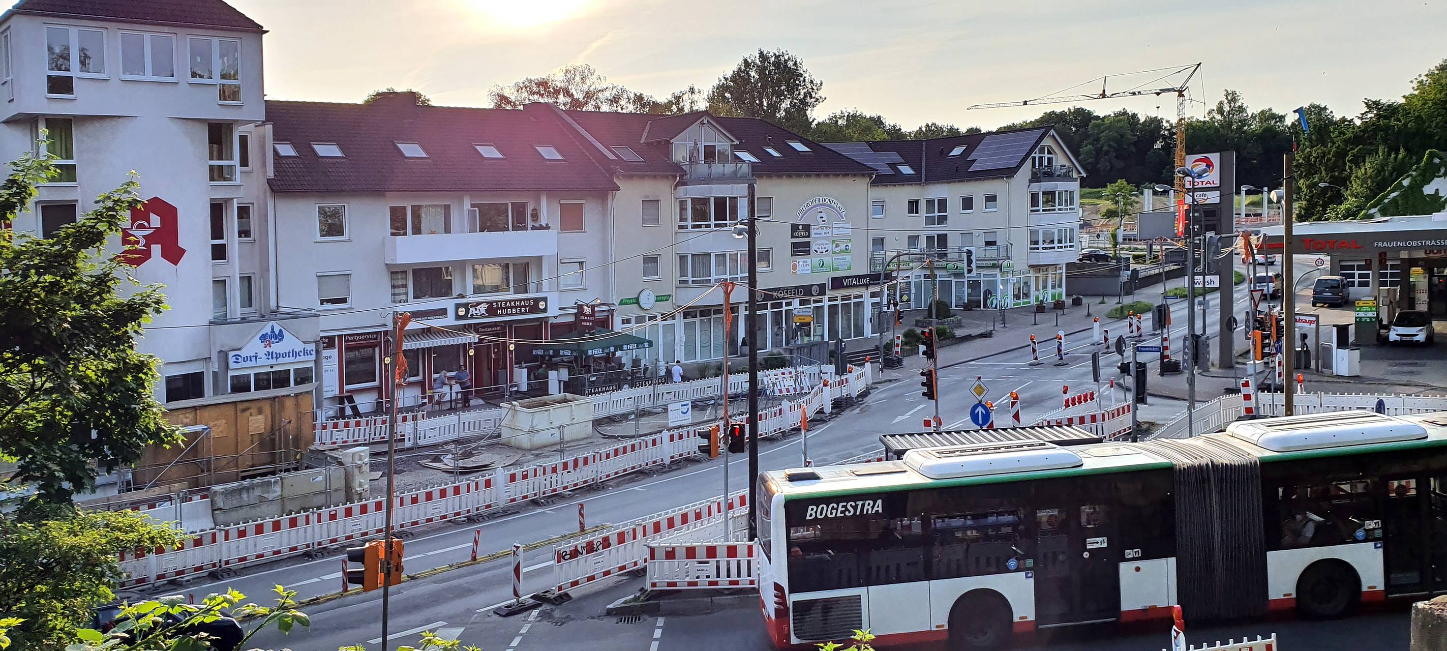 Bus fährt durch den Baustellenbereich in Hiltrop-Dorf