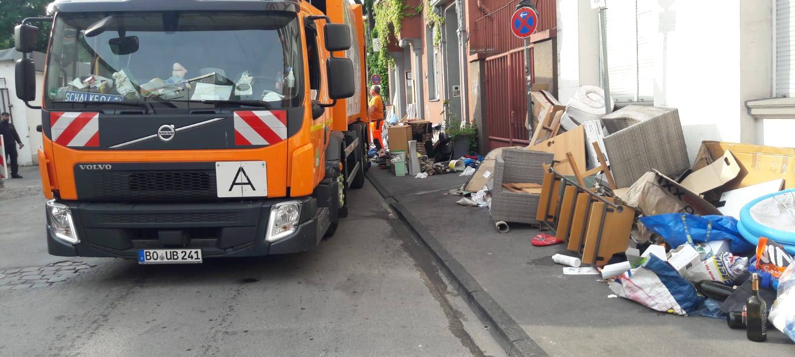 Ein Müllwagen wird mit Sperrmüll beladen