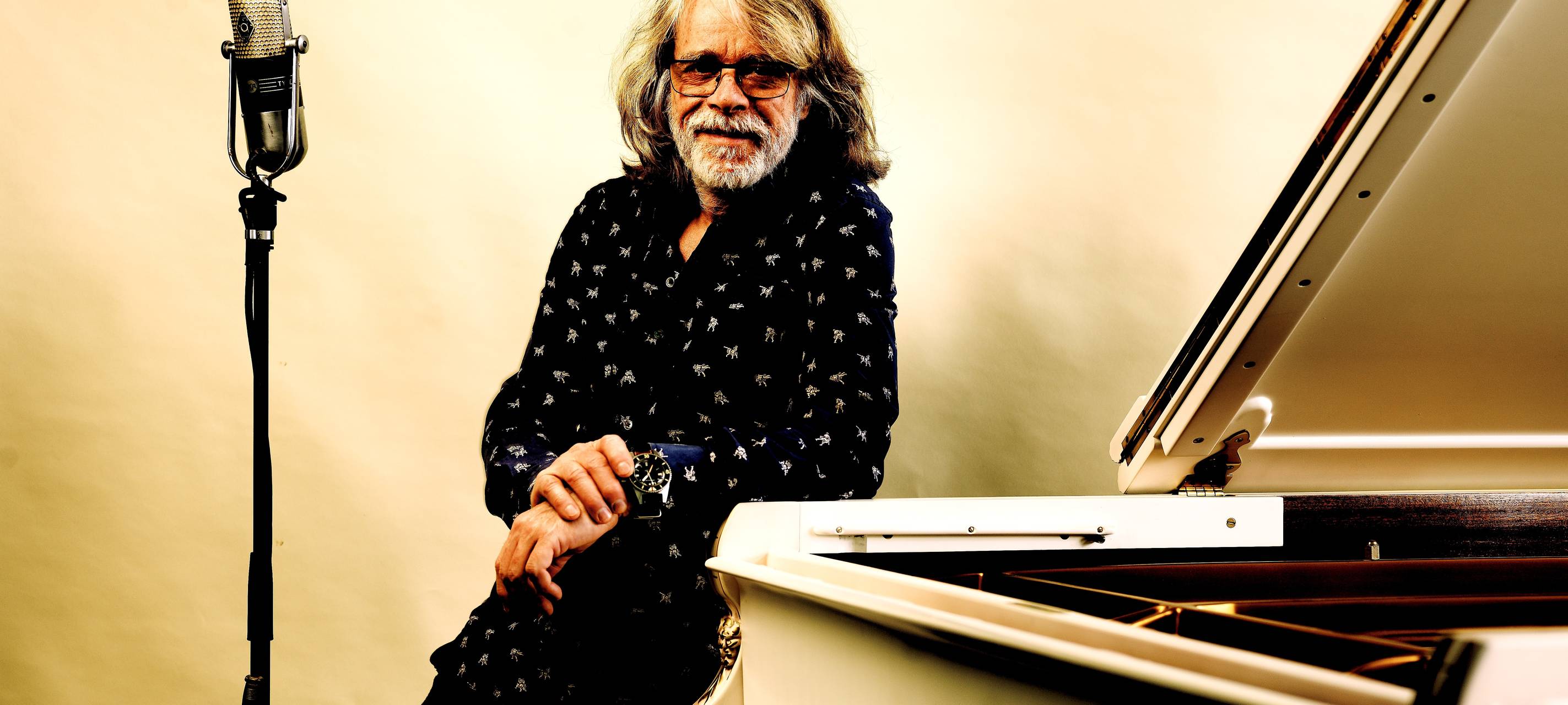 Helge Schneider lächelt in die Kamera.