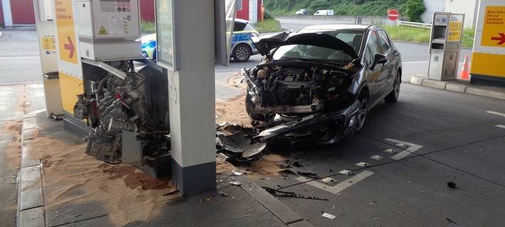 Bochum: Unfall auf Tankstelle an der A40