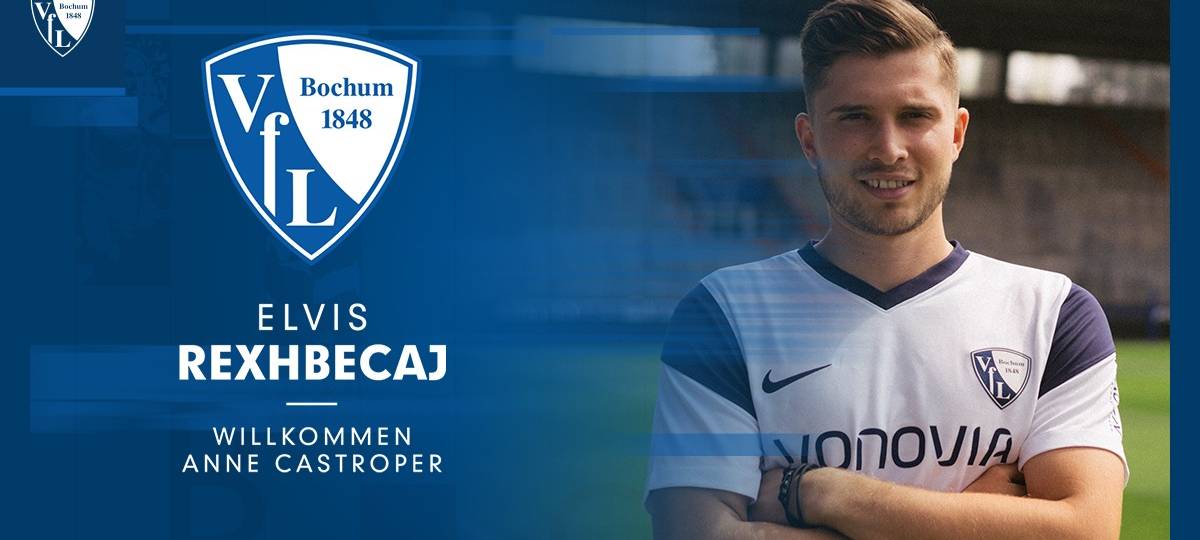 Blonder Mann im Trikot lächelt in die Kamera