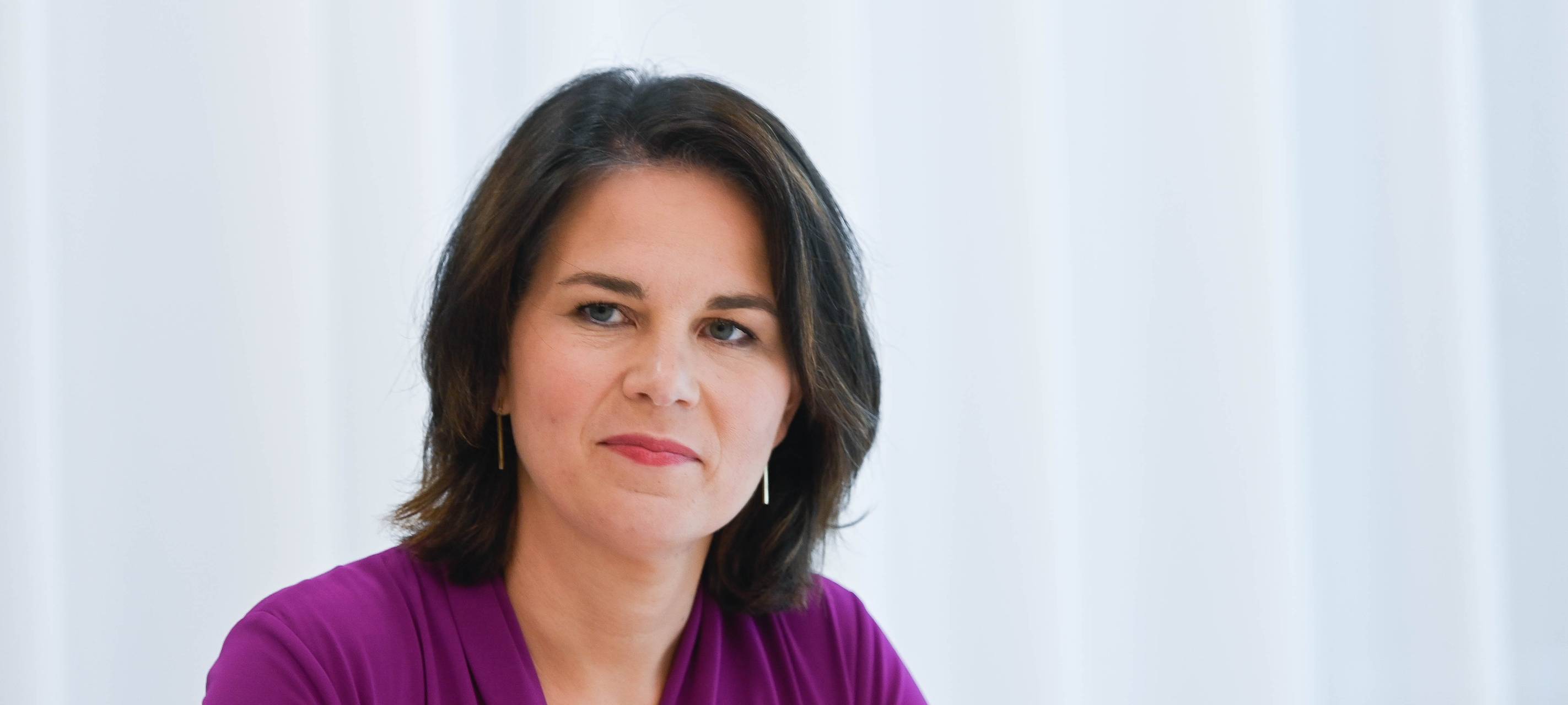 Annalena Baerbock lächelt in die Kamera