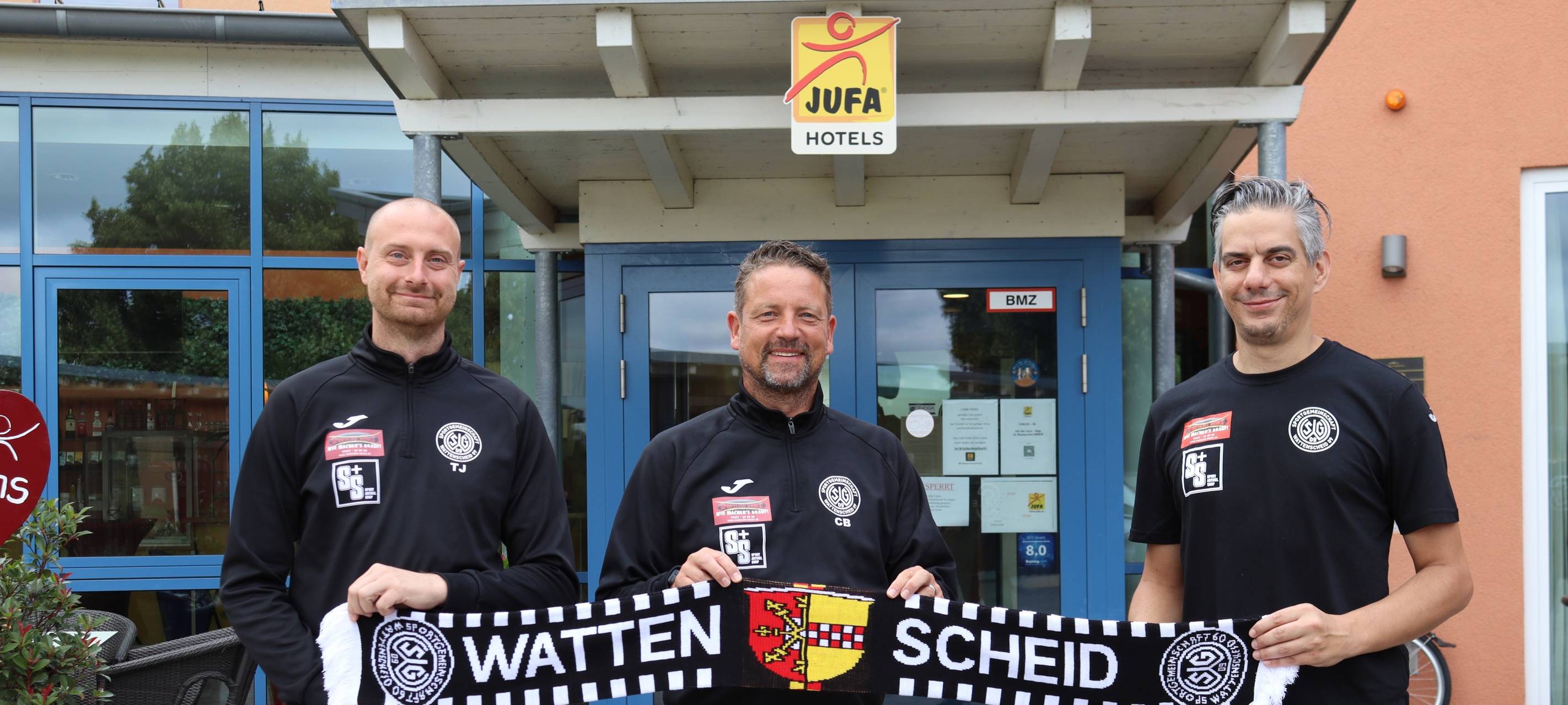 Trainerteam SGW halten Vereinsschal