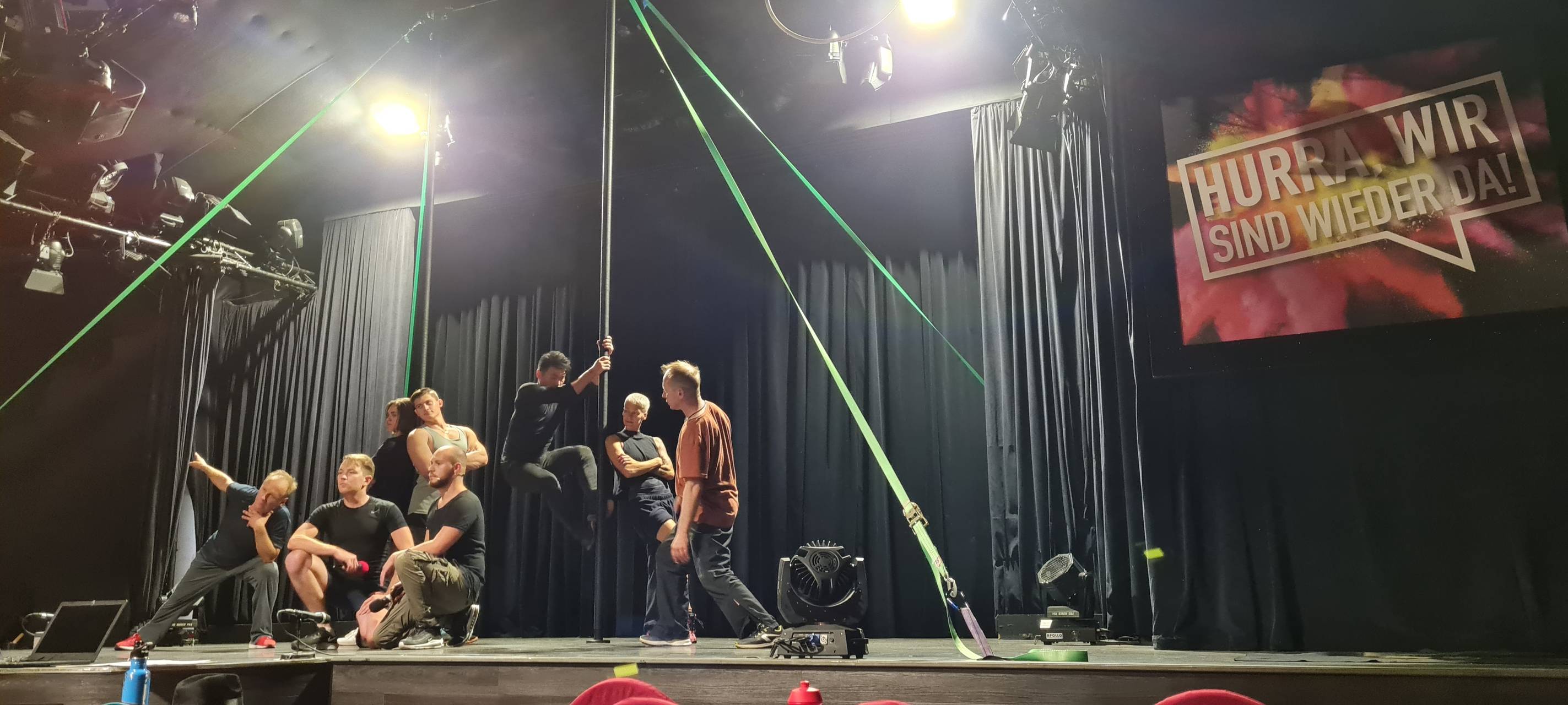 Mehrere Menschen posen auf der Bühne