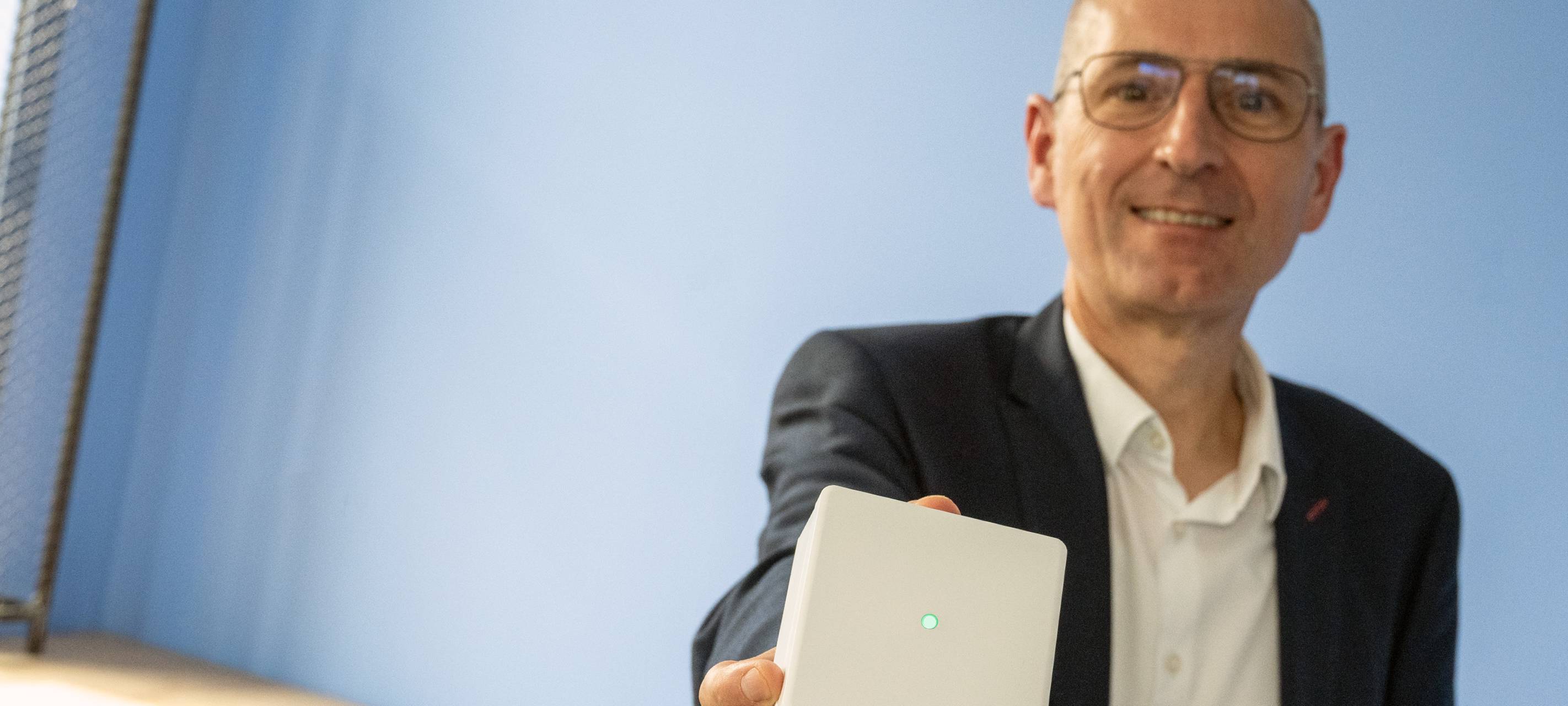 Bochums Bildungsdezernent Dietmar Dieckmann hält eine CO2-Ampel in der Hand. Mit diesen Ampeln soll im kommenden Schuljahr das Stoßlüften erleichtert werden.