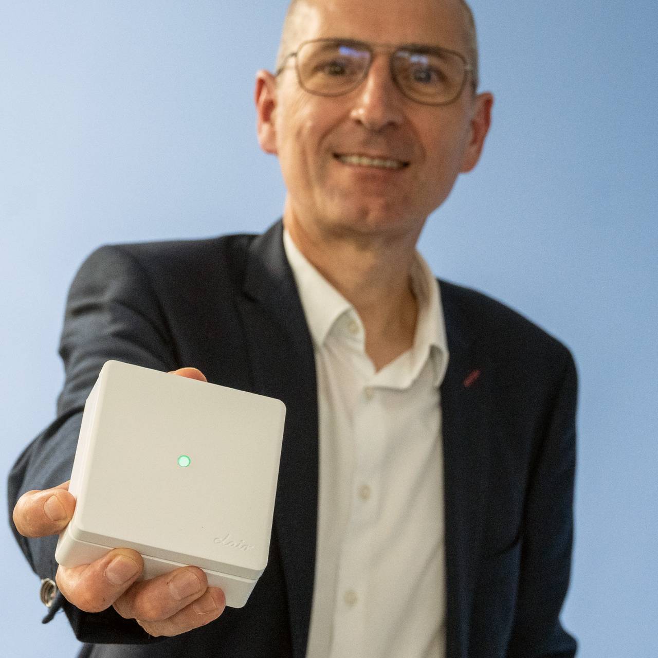 Bochums Bildungsdezernent Dietmar Dieckmann hält eine CO2-Ampel in der Hand. Mit diesen Ampeln soll im kommenden Schuljahr das Stoßlüften erleichtert werden.