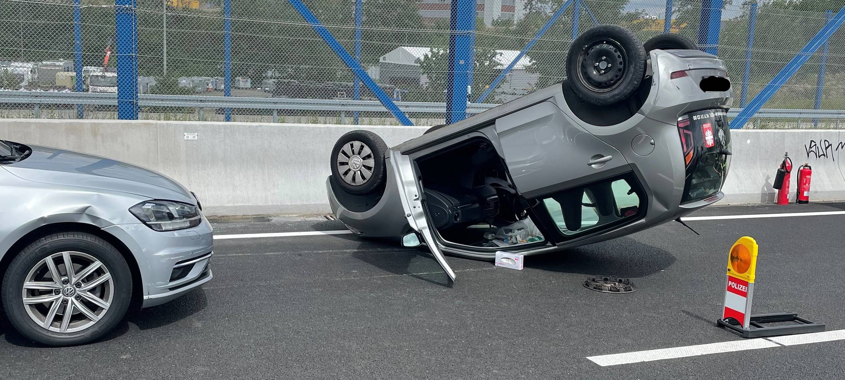Auto liegt nach Unfall auf dem Dach