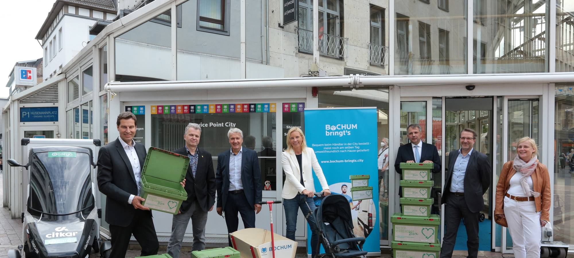 Organisatoren bei der Vorstellung des Infopoints vor dem Gebäude