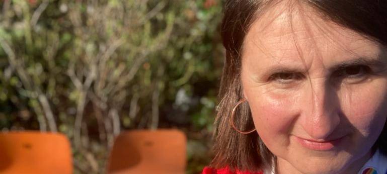 Morgenmacherin und VfL-Fan Nicole Dreisbach in ihrem Garten