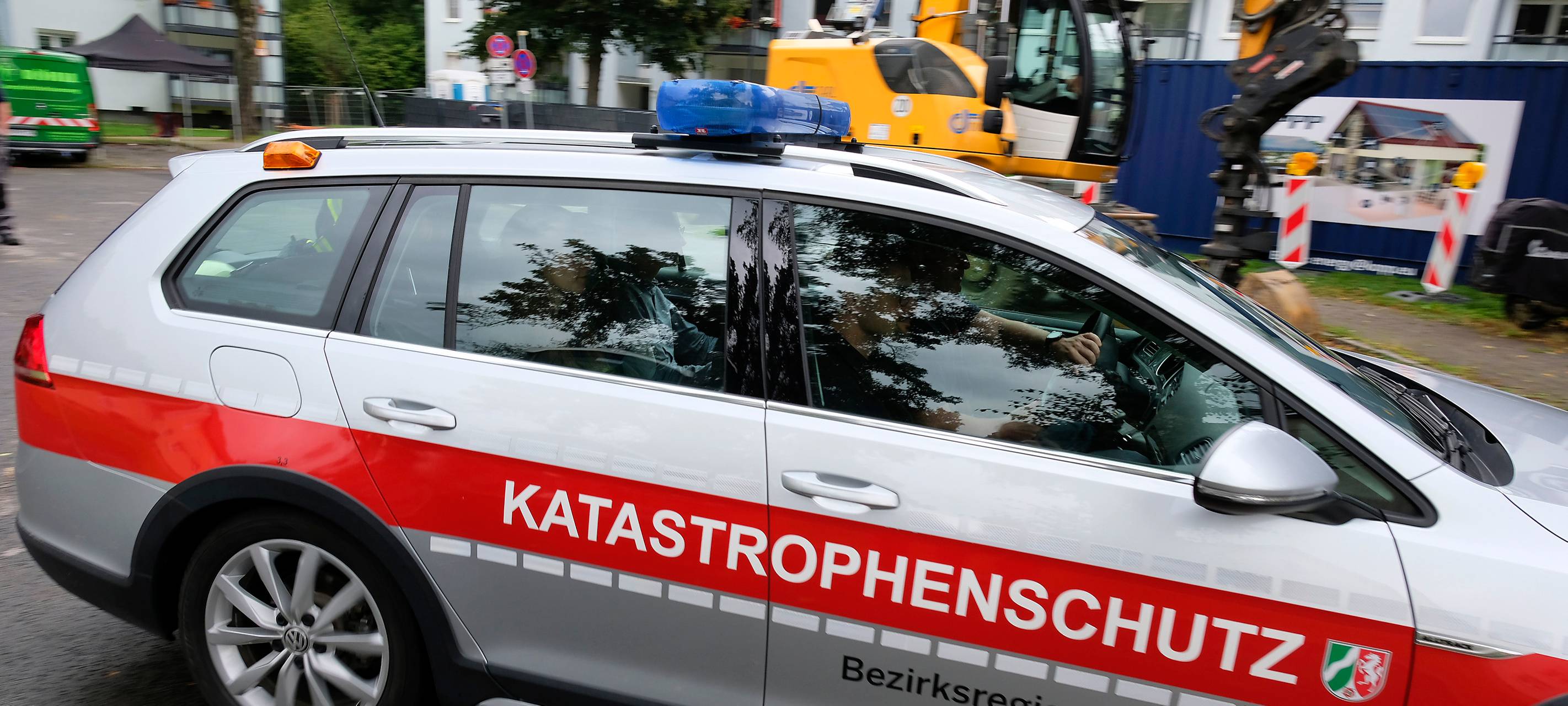 Ein PKW des Katastrophenschutz der Bezirksregierung Arnsberg fährt auf der Königsberger Straße am Donnerstag, 19. August 2021