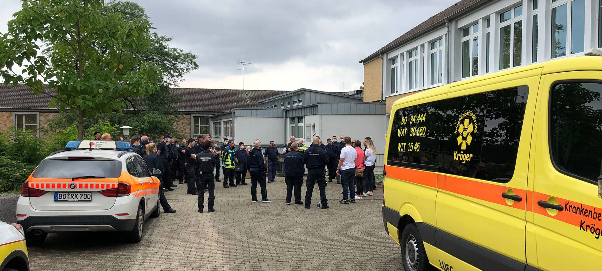 Die Einsatzkräfte besprechen auf dem Schulgelände an der Gahlenschen Straße das genaue Vorgehen