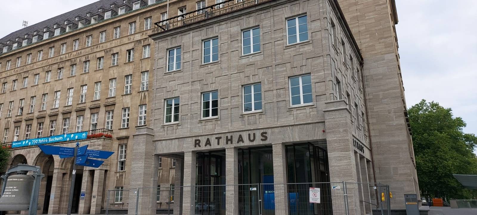 Der fertig sanierte Ostflügel mit dem neuen Haupteingang des Bochumer Rathauses