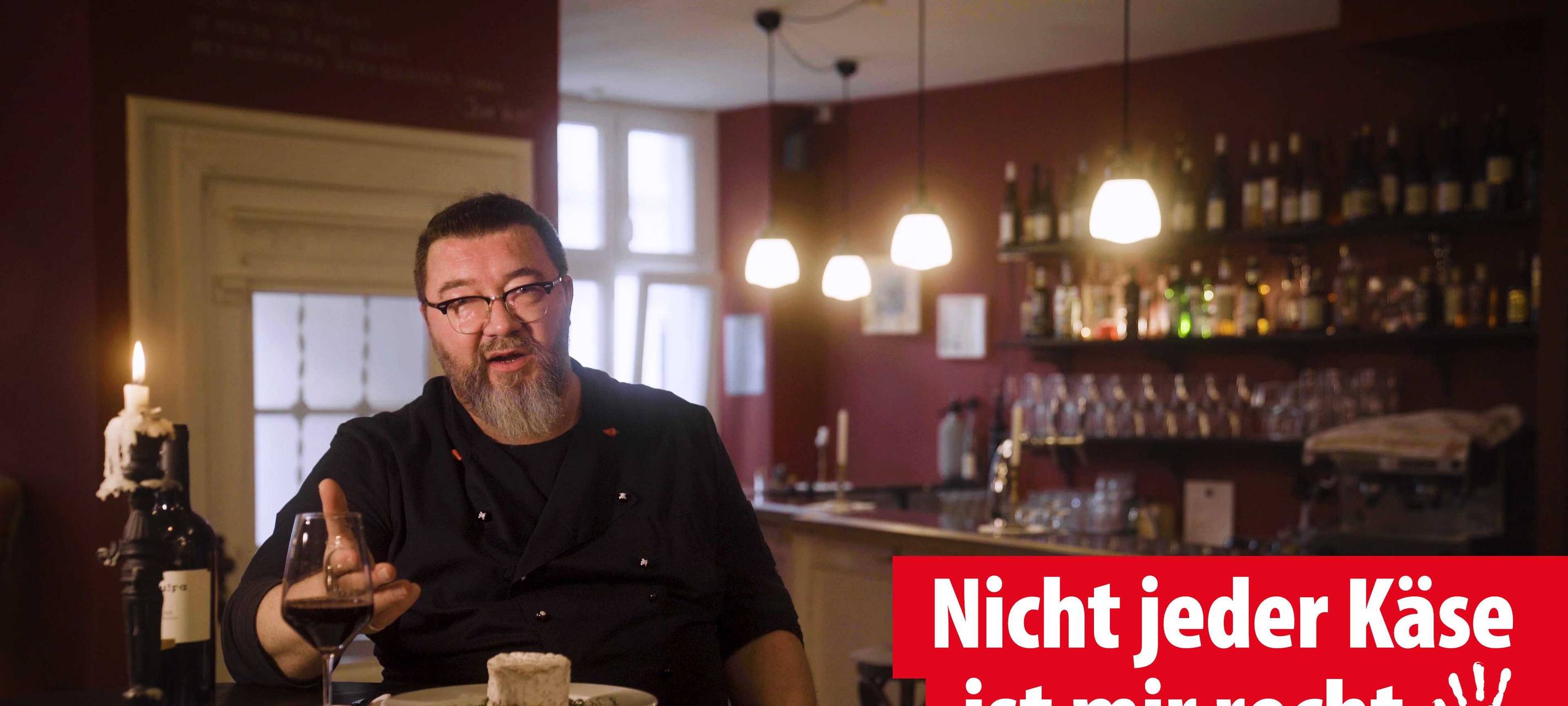 Ein Gastronom schaut in die Kamera und wird mit "Nicht jeder Käse ist mir recht" untertitelt.