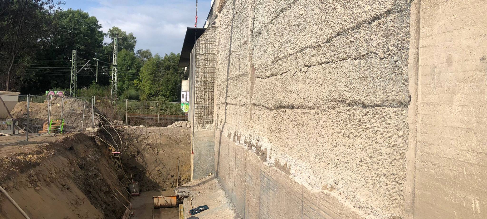 Die elf Meter hohe Stützwand von der Seite der Baustelle aus