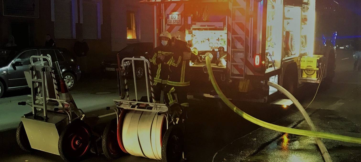 Feuerwehrauto im Einsatz steht auf der Fahrbahn