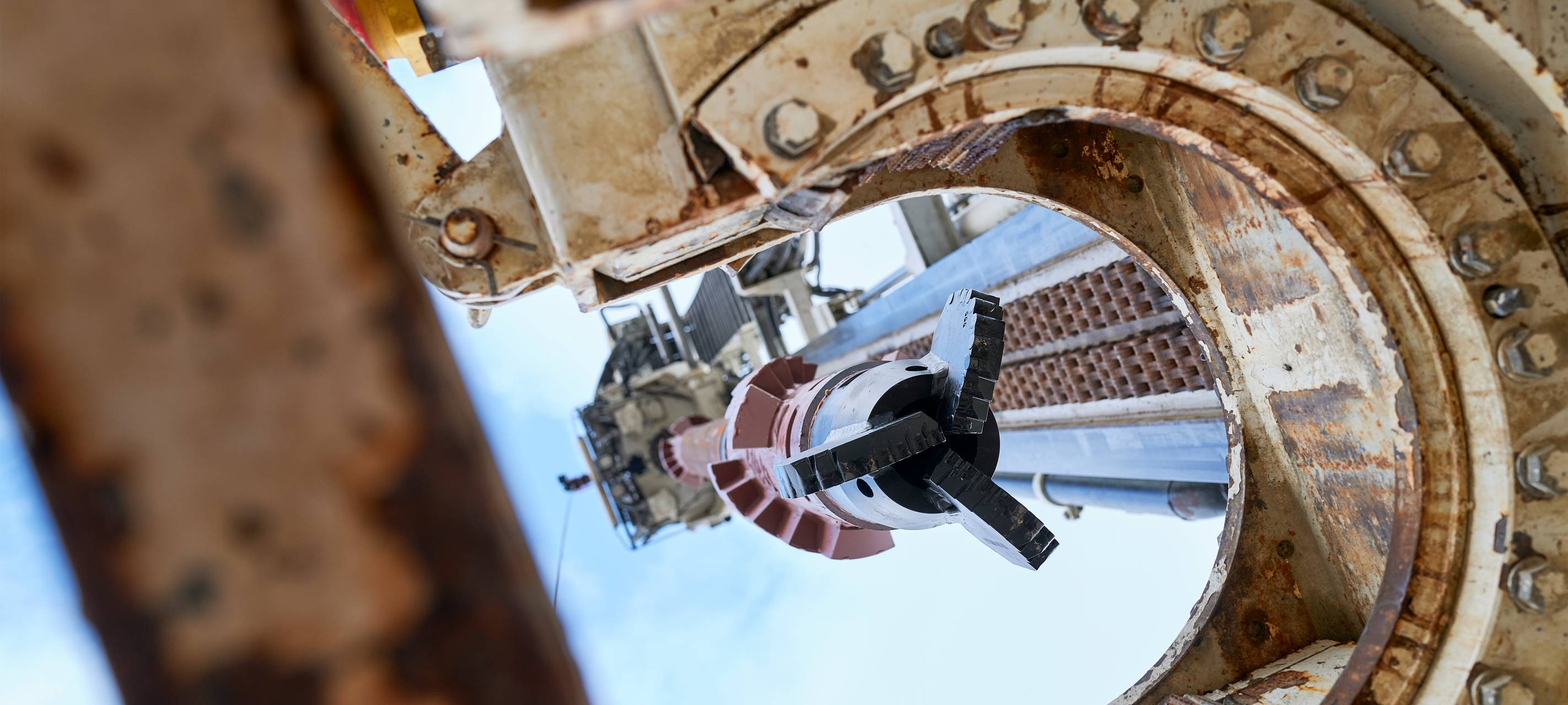 Bohrkopf senkt sich in Bohrloch auf Mark 51°7