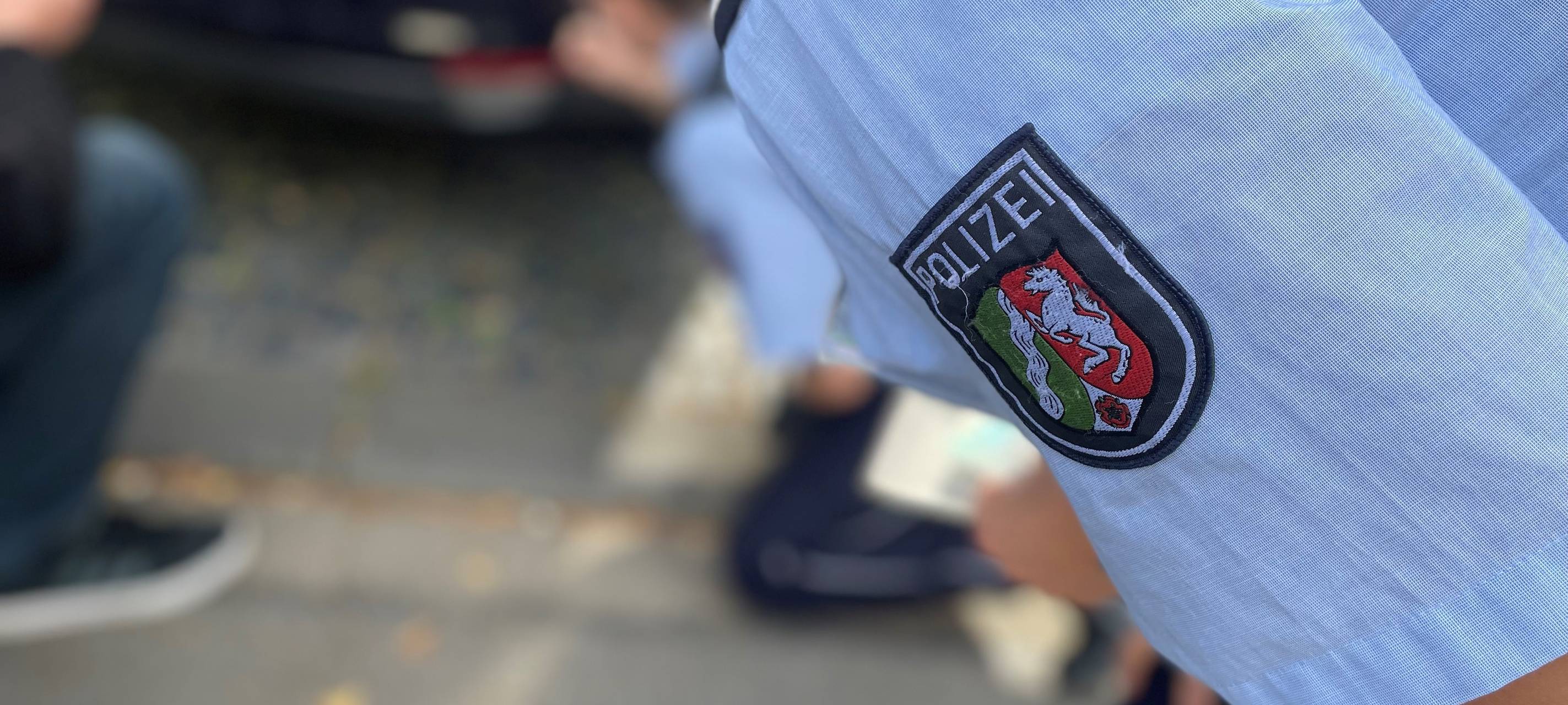 Polizist guckt ganz genau hin