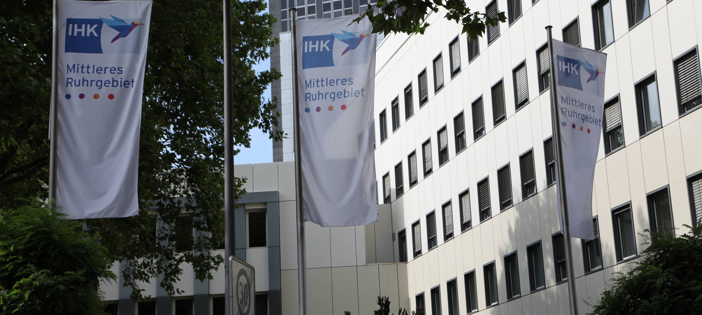 Fahnen der IHK wehen vor dem Hochhaus am Ostring in Bochum