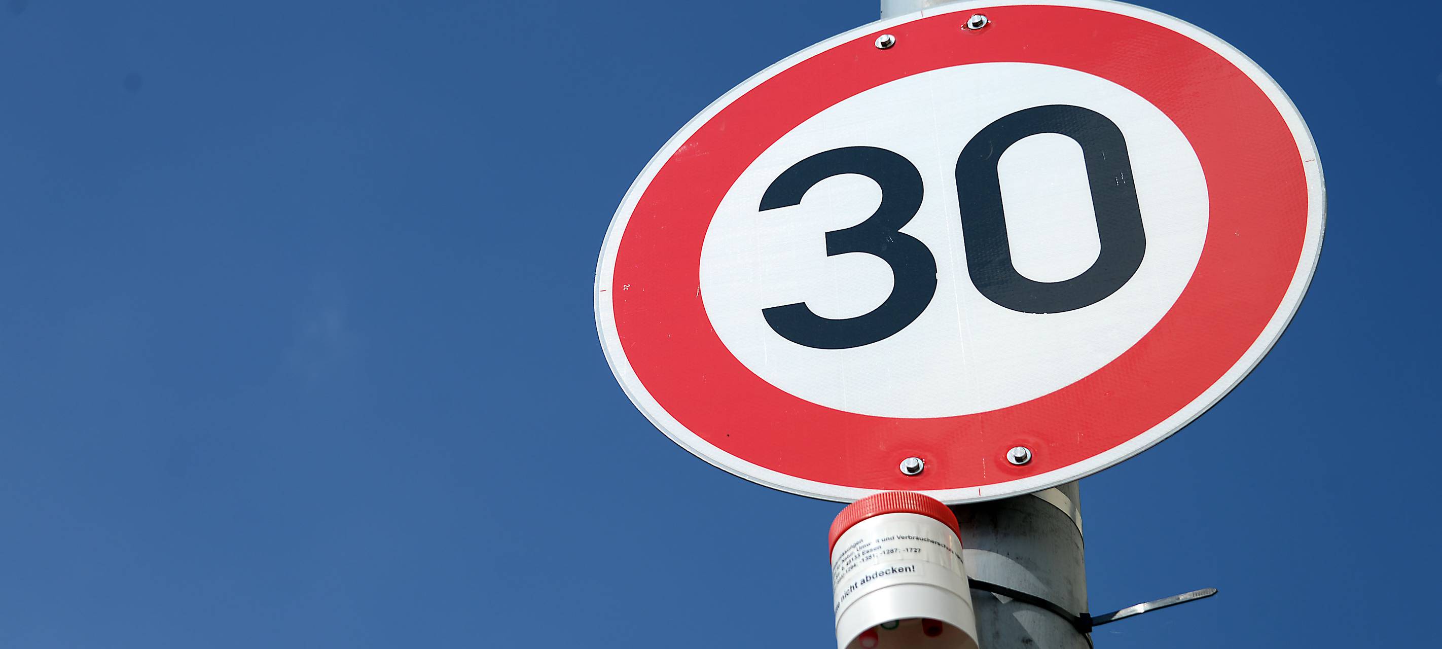 Tempo 30 Schild mit Luftmessgerät