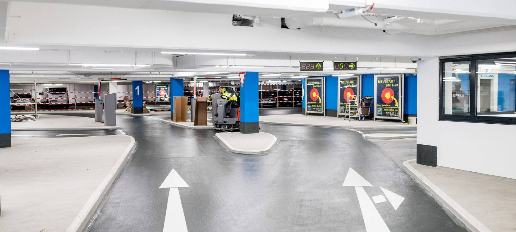 Lange neue Einfahrt im Parkhaus