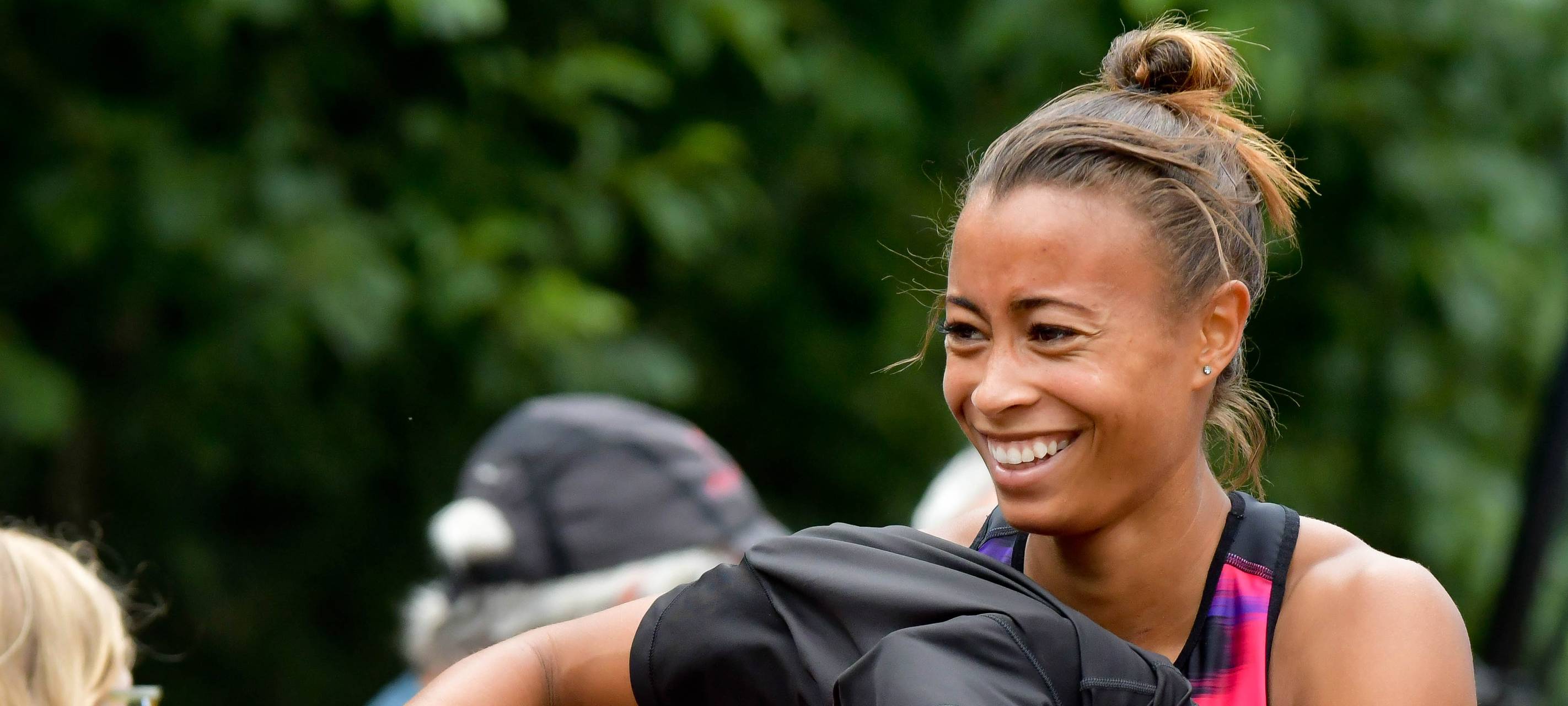 Tatjana Pinto lächelt am Rande eines Wettbewerbs