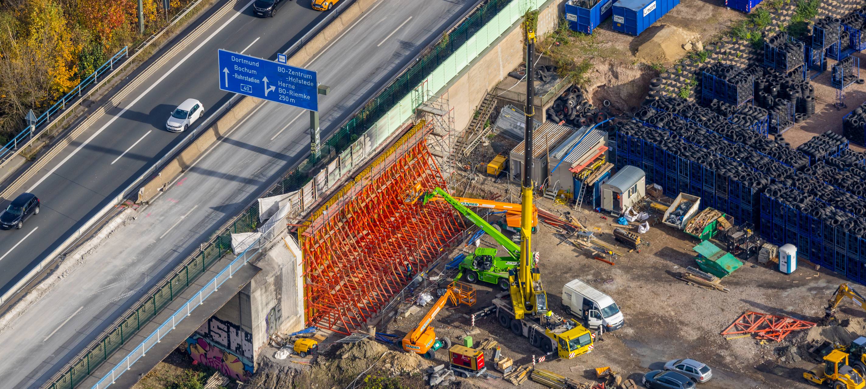 Luftbild, Reparaturarbeiten an der Autobahn A40 noch Großbrand eines Reifenlagers im Stadtteil Hamme in Bochum, Ruhrgebiet, Nordrhein-Westfalen, Deutschland