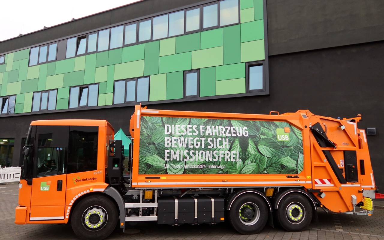 Seitenansicht des ersten E-Müllwagens in Bochum