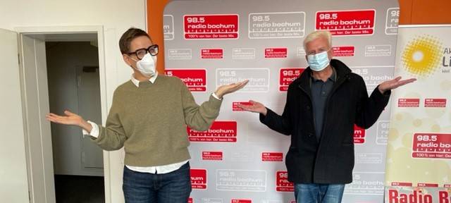 Moderatorin Katja Leisternschneider mit Jurist Stefan Huster