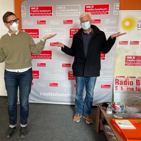 Moderatorin Katja Leisternschneider mit Jurist Stefan Huster