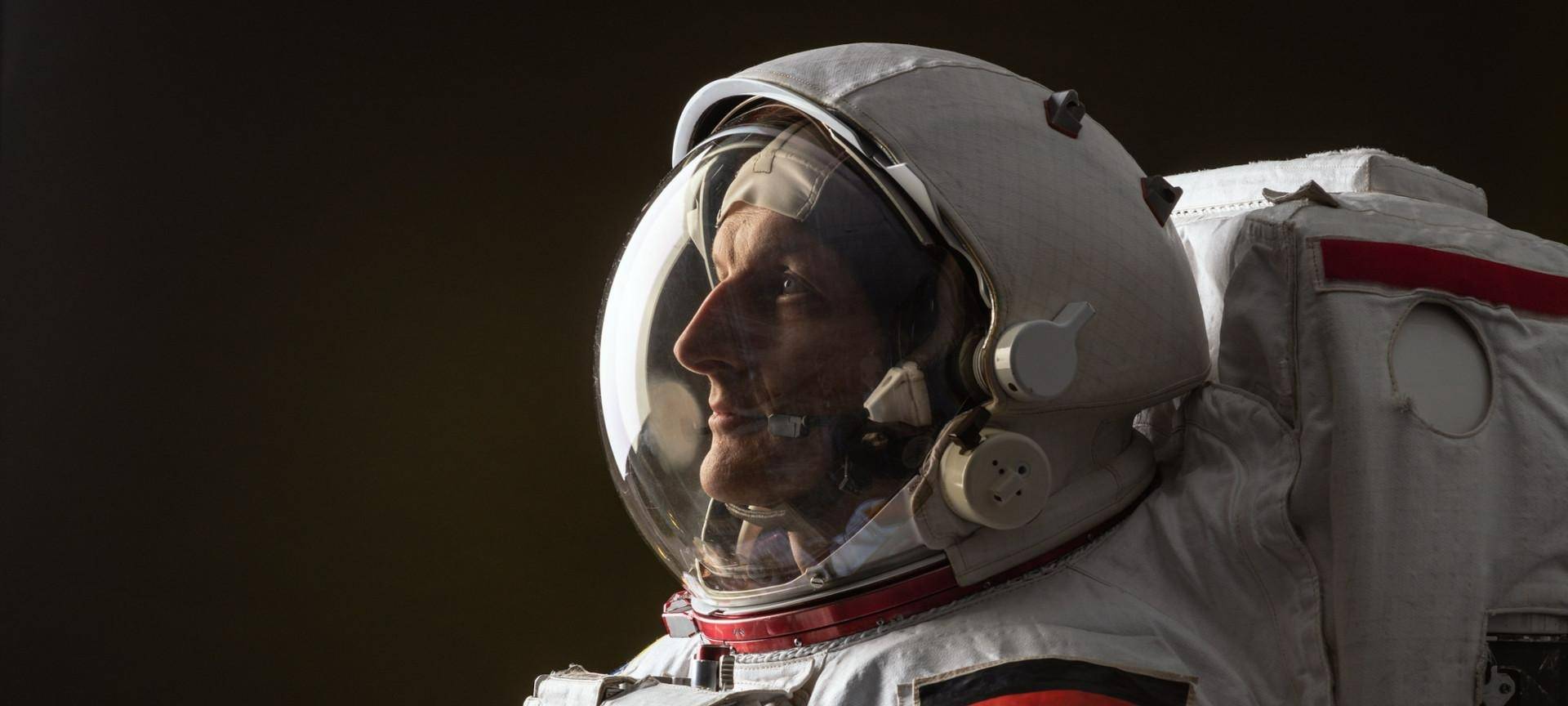 Astronaut vor dunklem Hintergrund