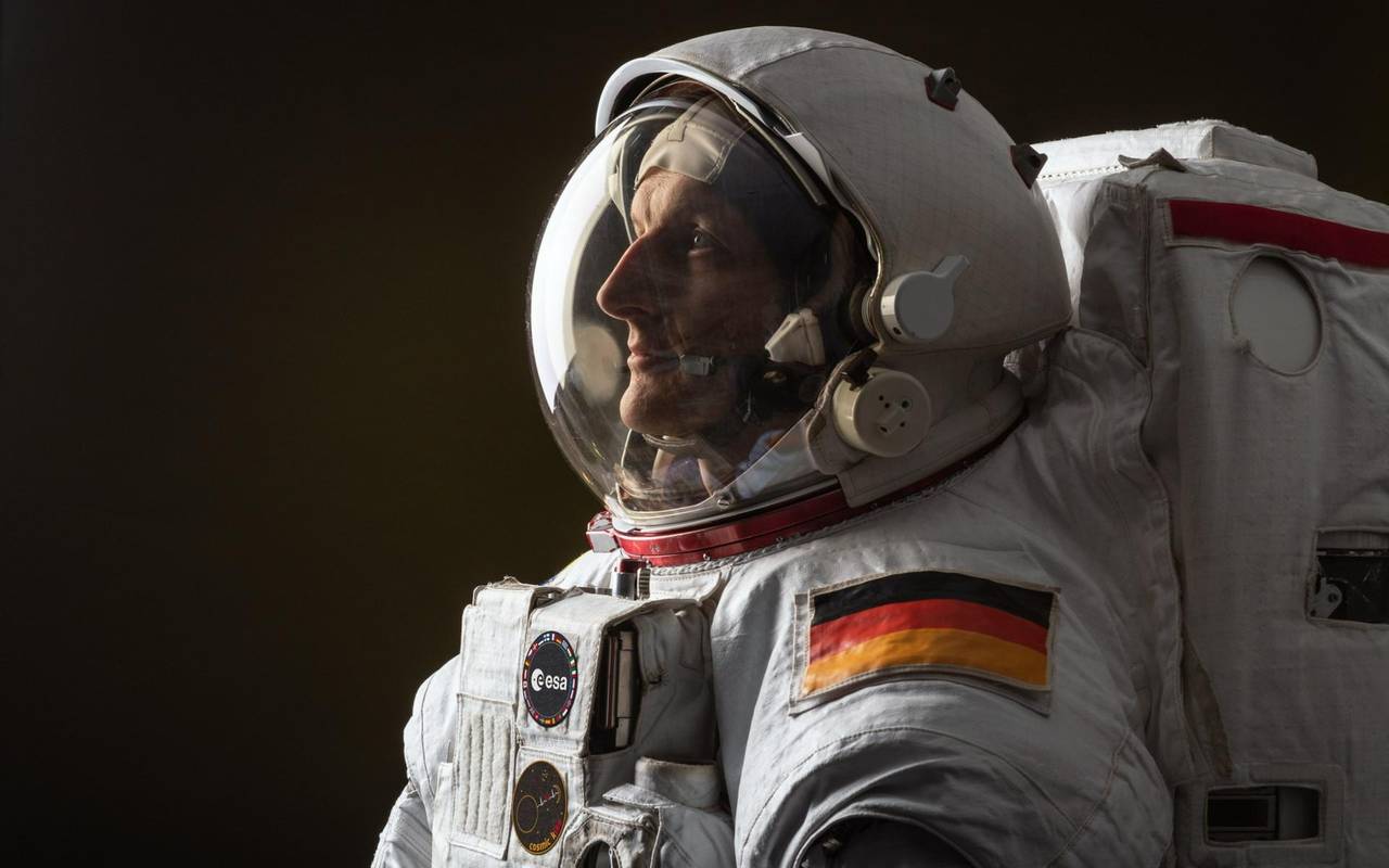 Astronaut vor dunklem Hintergrund