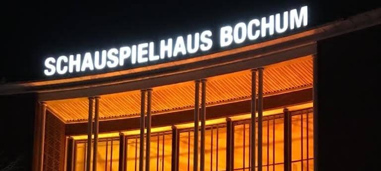 Das Schauspielhaus leuchtet Orange zum internationalen Tag gegen Gewalt gegen Frauen