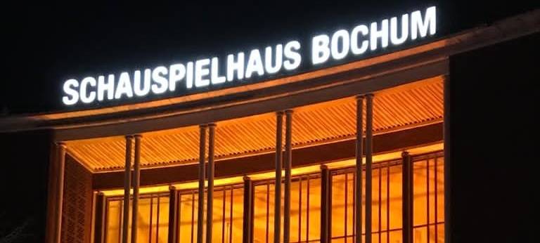 Das Schauspielhaus leuchtet Orange zum internationalen Tag gegen Gewalt gegen Frauen